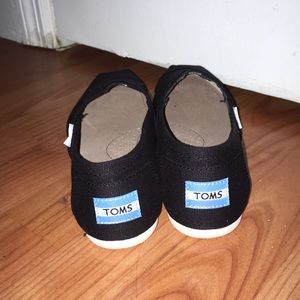 Size 6 women’s black Toms Only tried on never worn